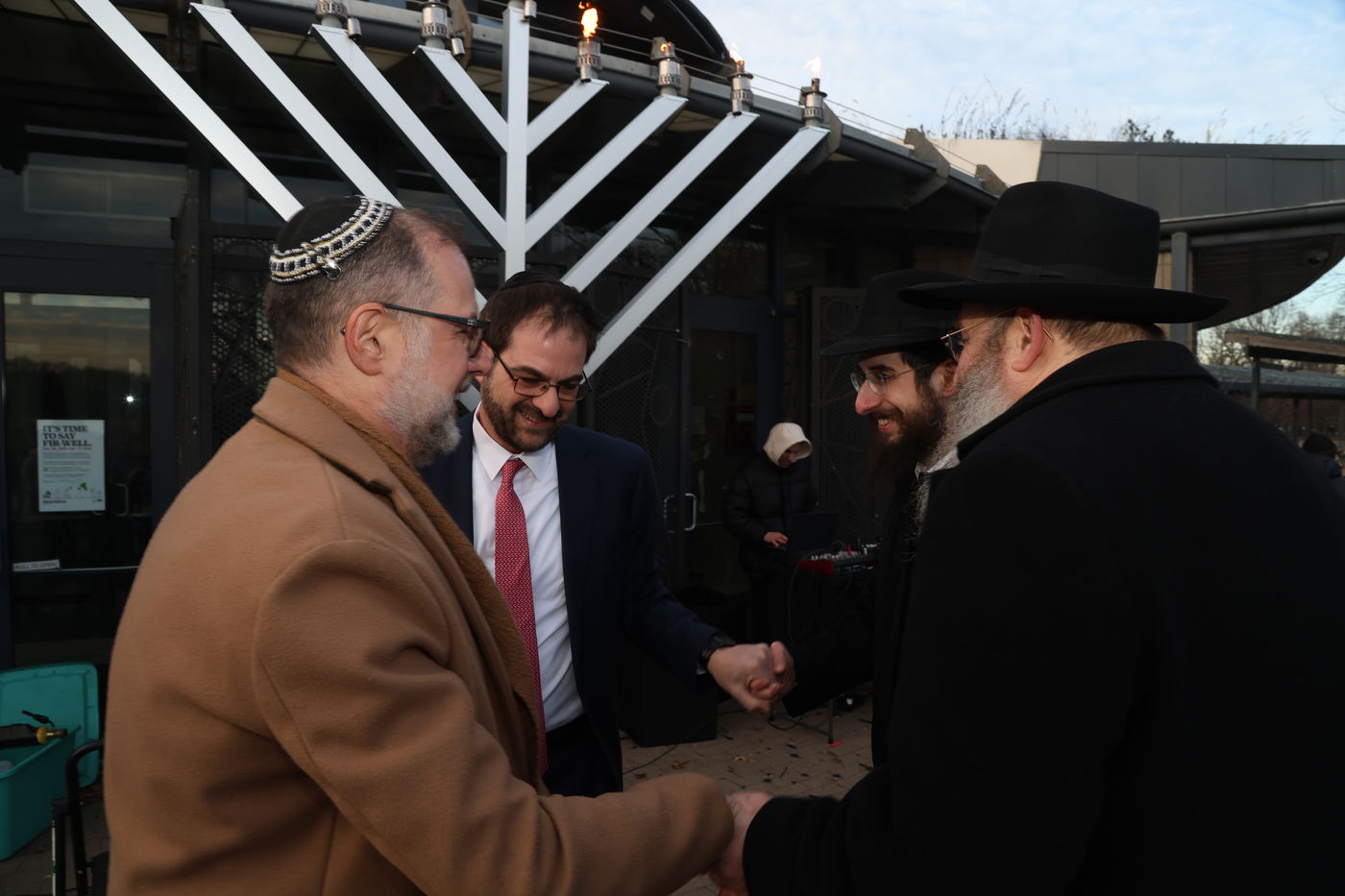 שר האוצר של ניו יורק בהדלקת נר חנוכה בברוקלין