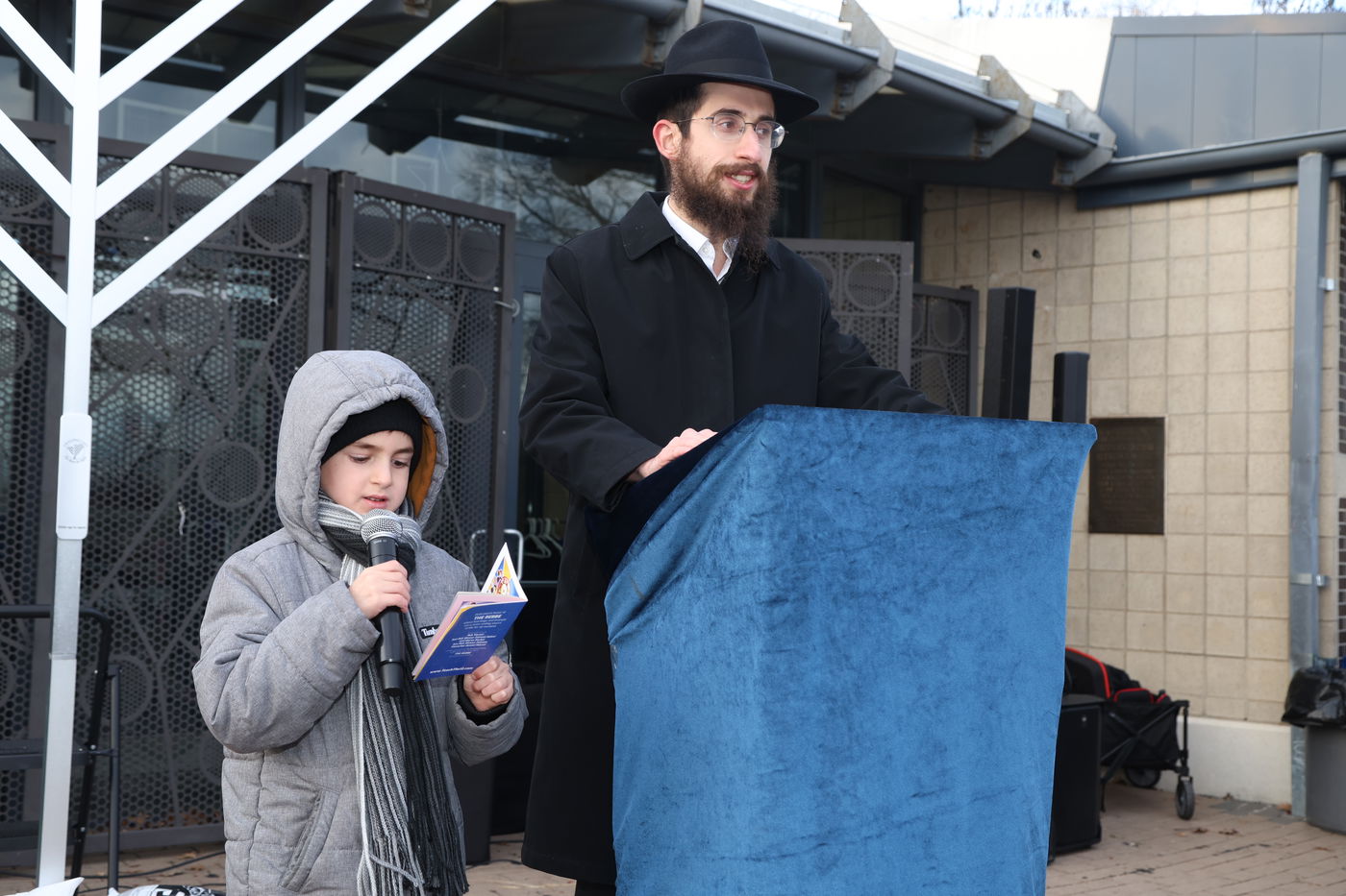 שר האוצר של ניו יורק בהדלקת נר חנוכה בברוקלין