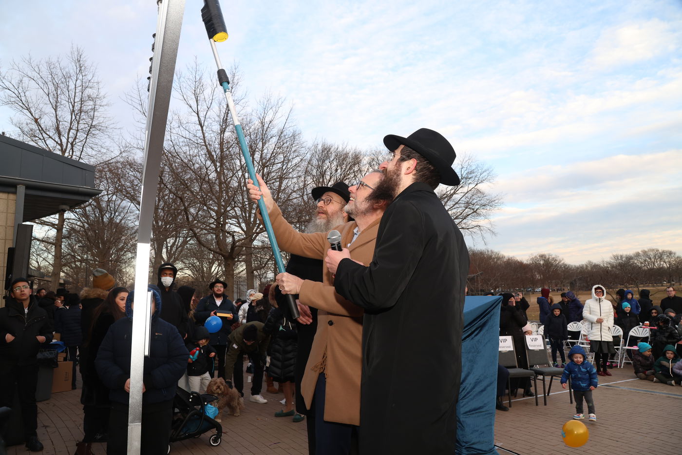 שר האוצר של ניו יורק בהדלקת נר חנוכה בברוקלין