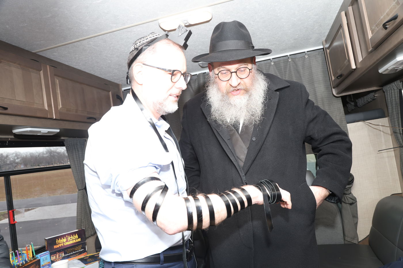 שר האוצר של ניו יורק בהדלקת נר חנוכה בברוקלין