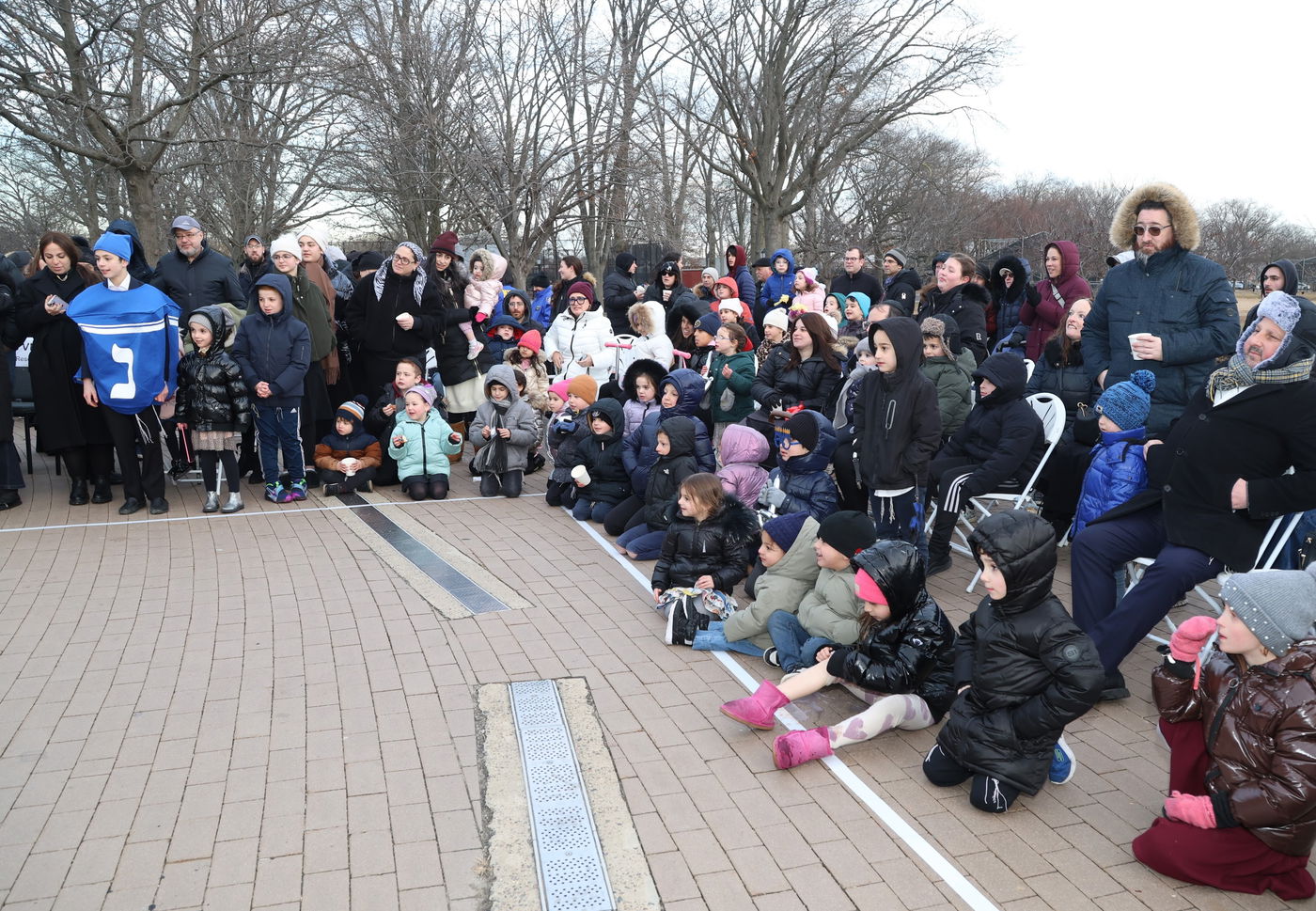 שר האוצר של ניו יורק בהדלקת נר חנוכה בברוקלין