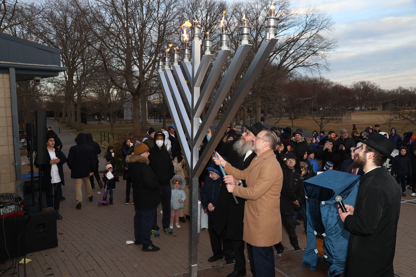 שר האוצר של ניו יורק בהדלקת נר חנוכה בברוקלין
