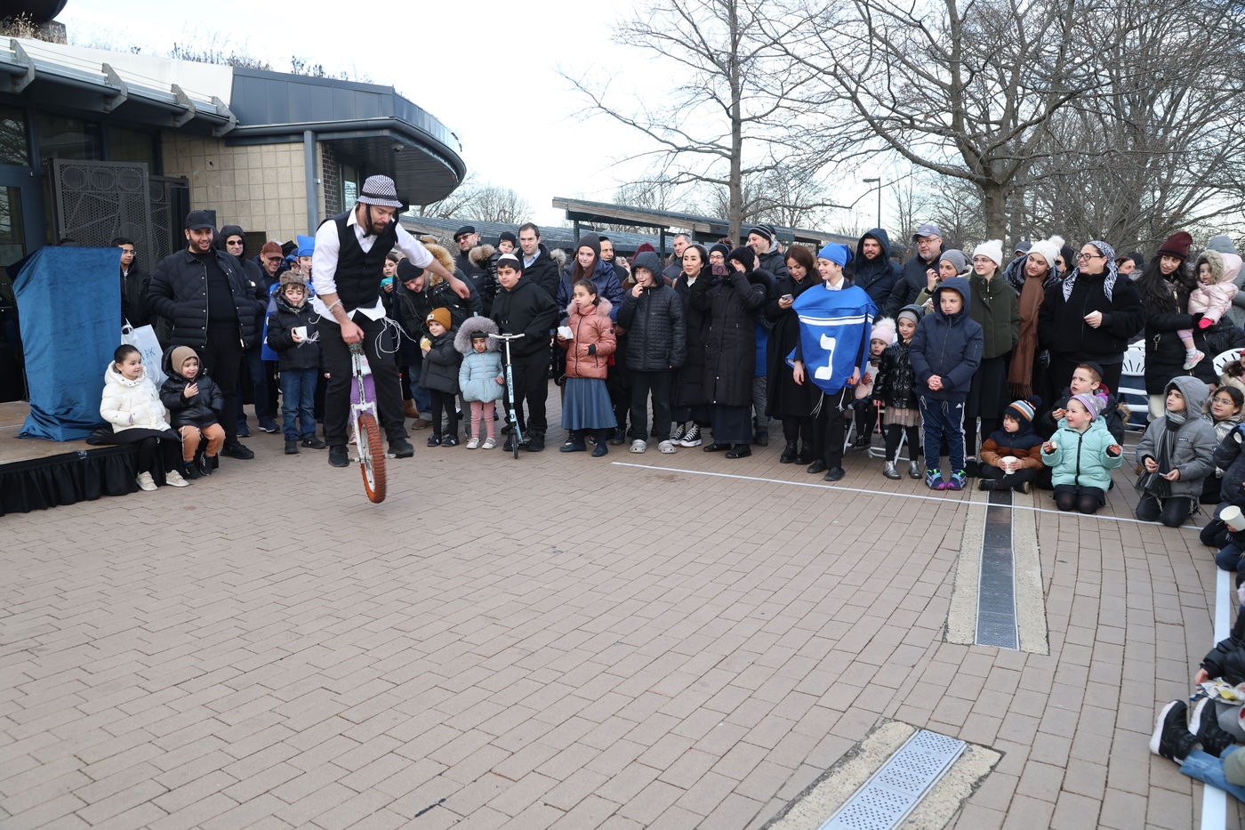 שר האוצר של ניו יורק בהדלקת נר חנוכה בברוקלין