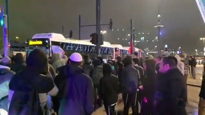 עשרות פעילי ימין הפגינו בכניסה לירושלים; הכניסה והיציאה מהעיר נחסמו לתנועה לסירוגין