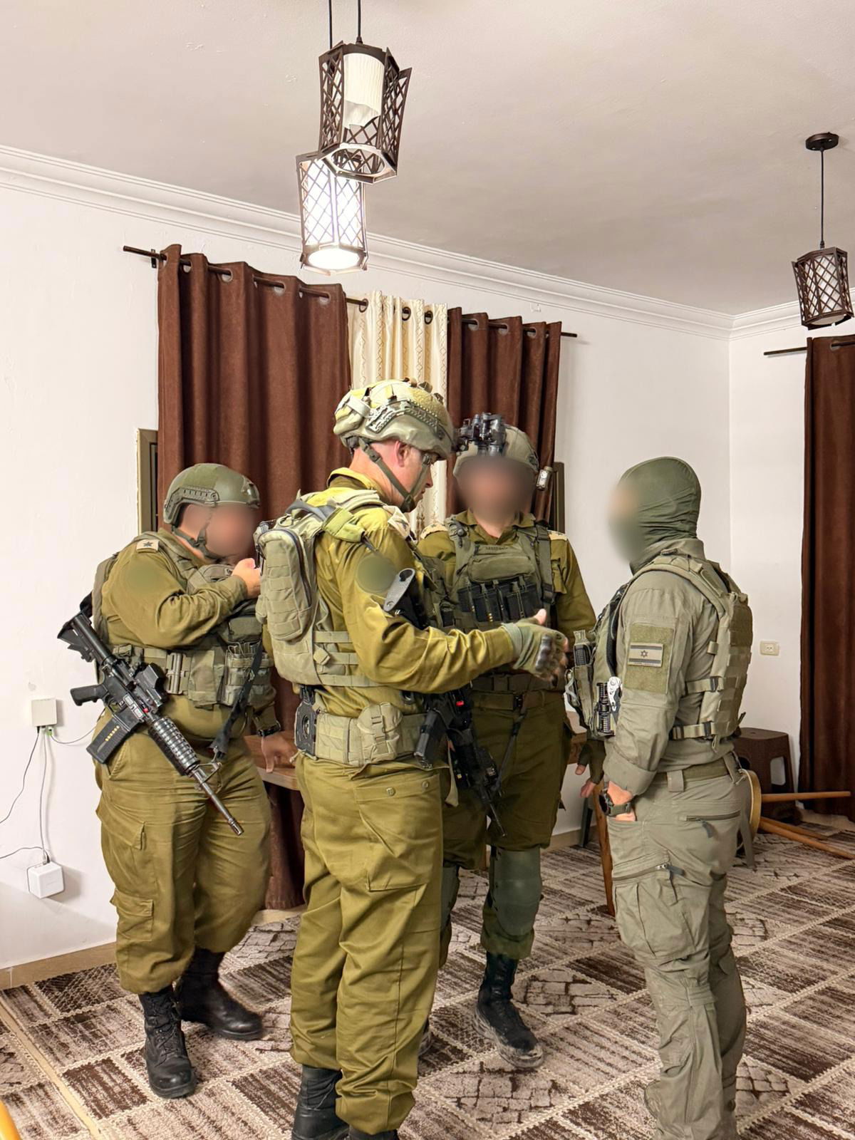 פעילות כוחות צה"ל בכפר קבאטיה ושל מפקד אוגדת איו"ש יחד עם מח"ט מנשה בתוך ביתו של המחבל