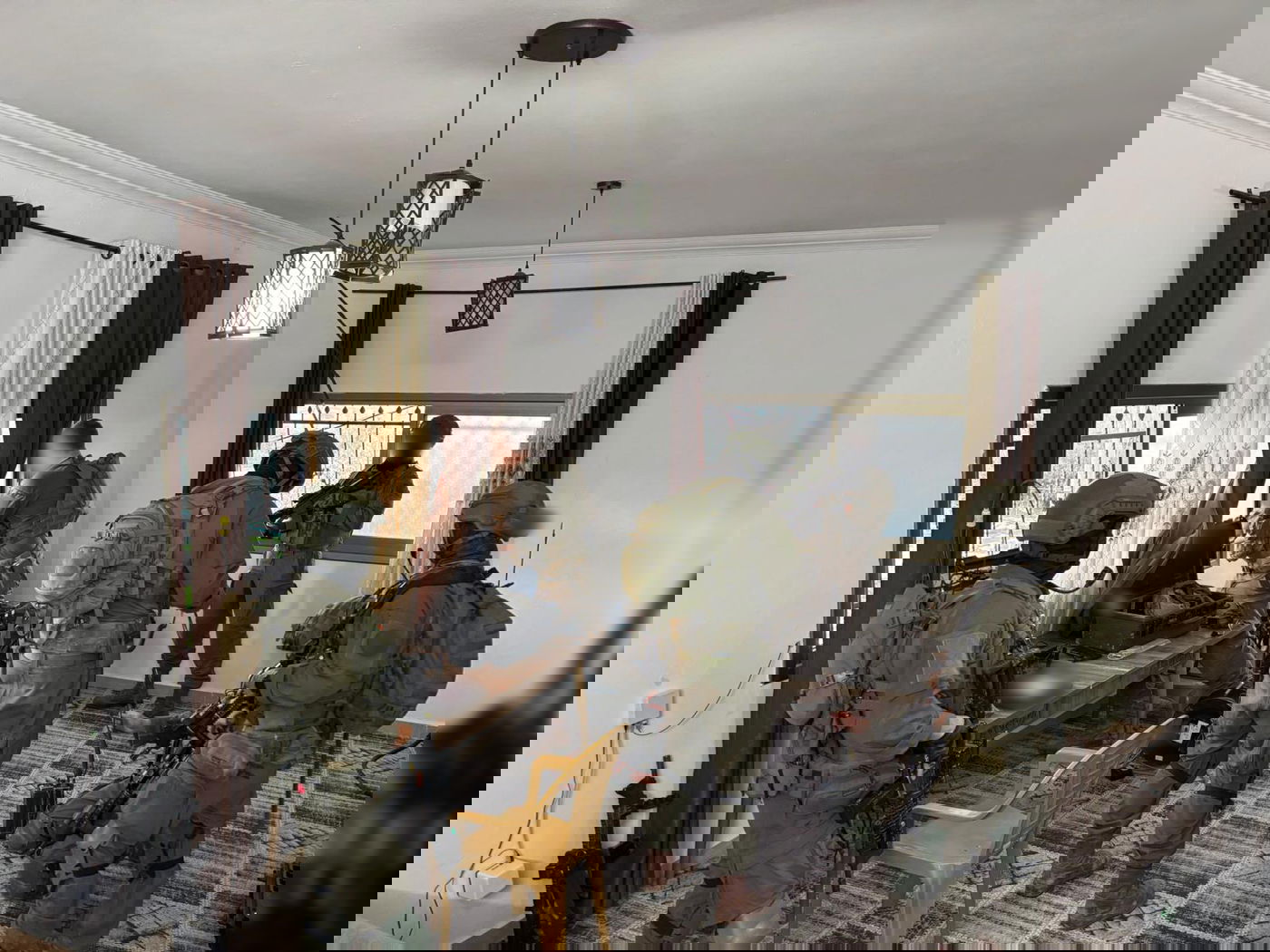 פעילות כוחות צה"ל בכפר קבאטיה ושל מפקד אוגדת איו"ש יחד עם מח"ט מנשה בתוך ביתו של המחבל