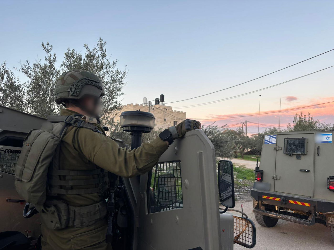 פעילות כוחות צה"ל בכפר קבאטיה ושל מפקד אוגדת איו"ש יחד עם מח"ט מנשה בתוך ביתו של המחבל