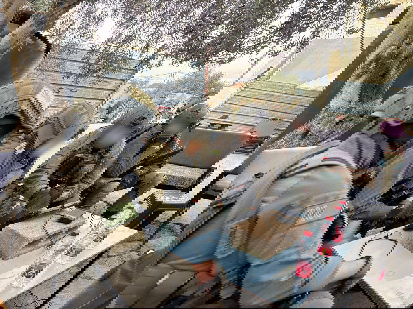 פעילות כוחות צה"ל בכפר קבאטיה ושל מפקד אוגדת איו"ש יחד עם מח"ט מנשה בתוך ביתו של המחבל