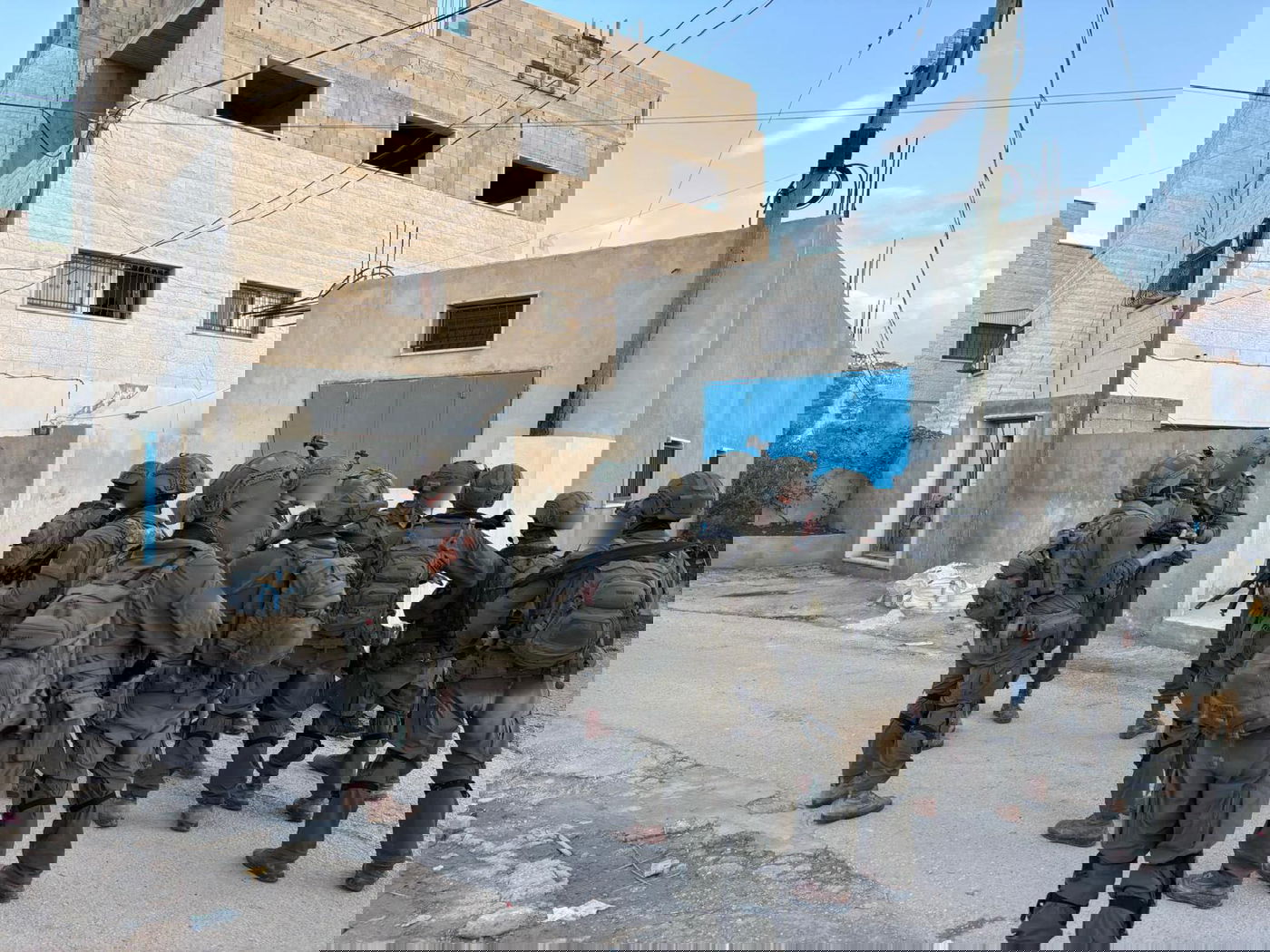 פעילות כוחות צה"ל בכפר קבאטיה ושל מפקד אוגדת איו"ש יחד עם מח"ט מנשה בתוך ביתו של המחבל