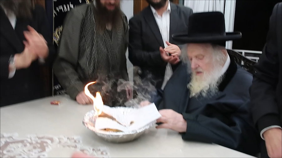 הגר"מ שטרנבוך שורף צו גיוס