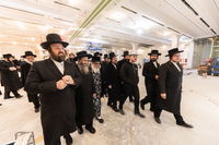 האדמו"ר מסאטמר בסיור באולמות המפוארים