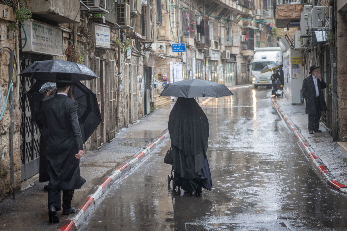 מאה שערים גשומה