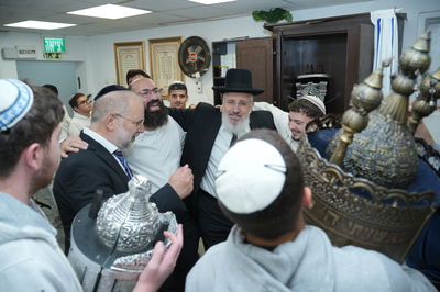 הכנסת ס"ת לזכרו של אביו של שורד השבי אלמוג מאיר ג'אן