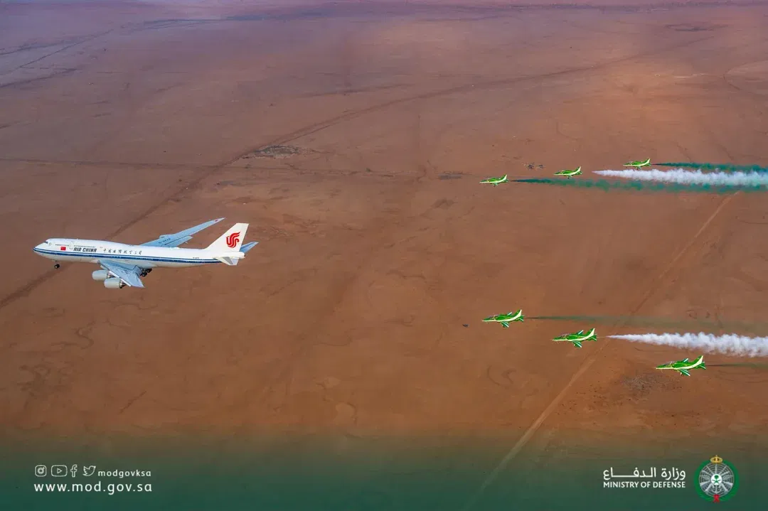 מטוסים סעודיים מלווים מטוס סיני