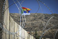 הדגל הדרוזי ליד ליד גדר הגבול של ישראל עם סוריה