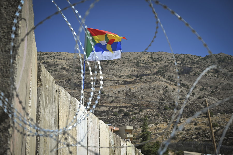 הדגל הדרוזי ליד ליד גדר הגבול של ישראל עם סוריה