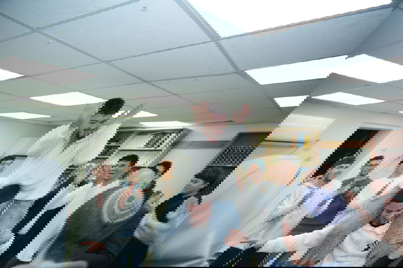 הכנסת ס"ת לזכרו של אביו של שורד השבי אלמוג מאיר ג'אן