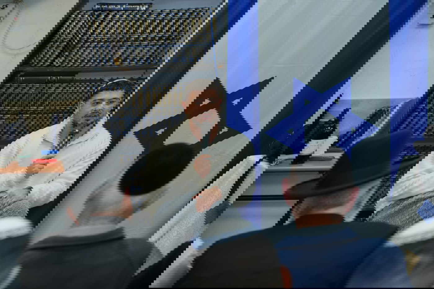 הכנסת ס"ת לזכרו של אביו של שורד השבי אלמוג מאיר ג'אן