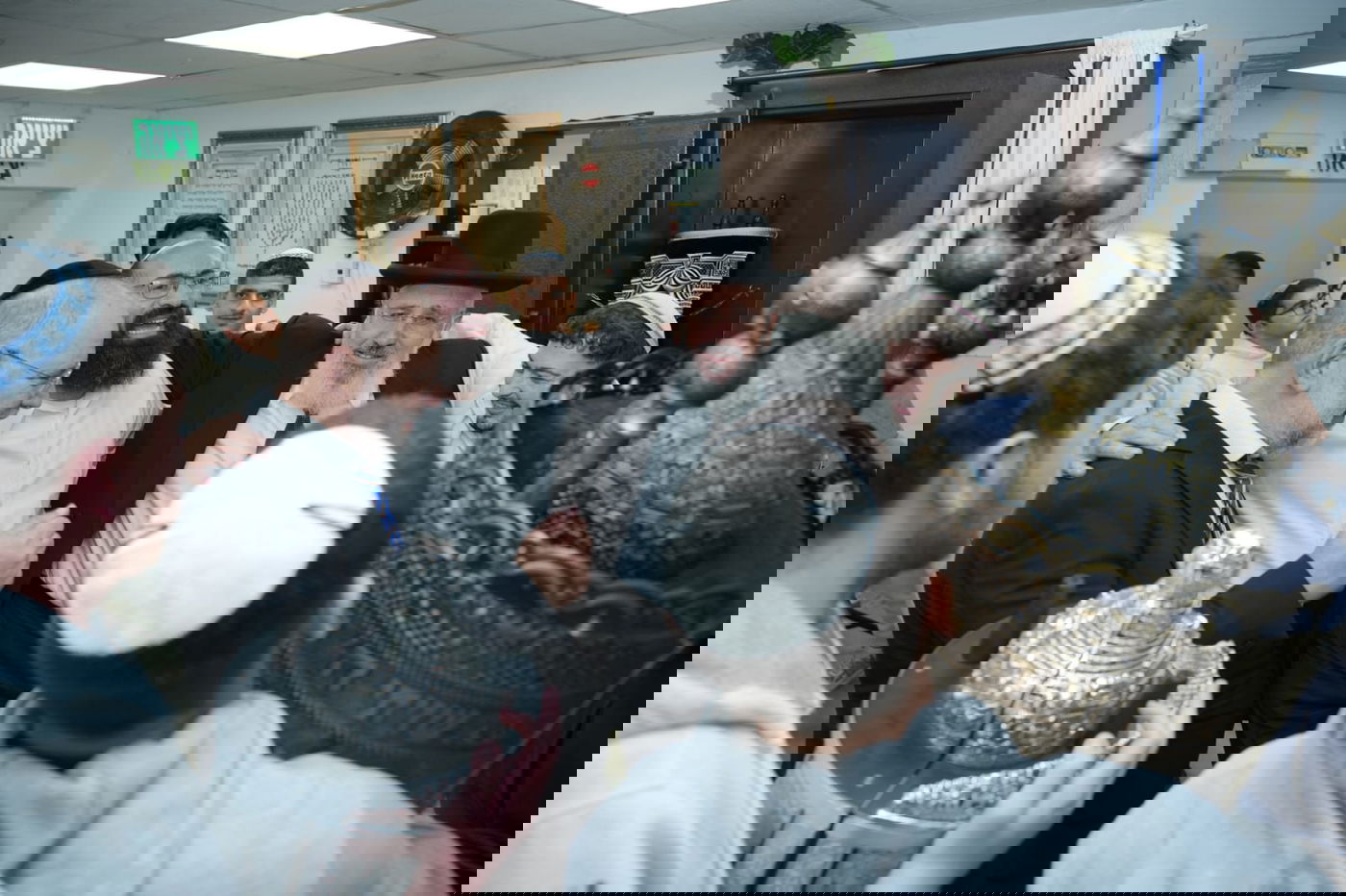 הכנסת ס"ת לזכרו של אביו של שורד השבי אלמוג מאיר ג'אן