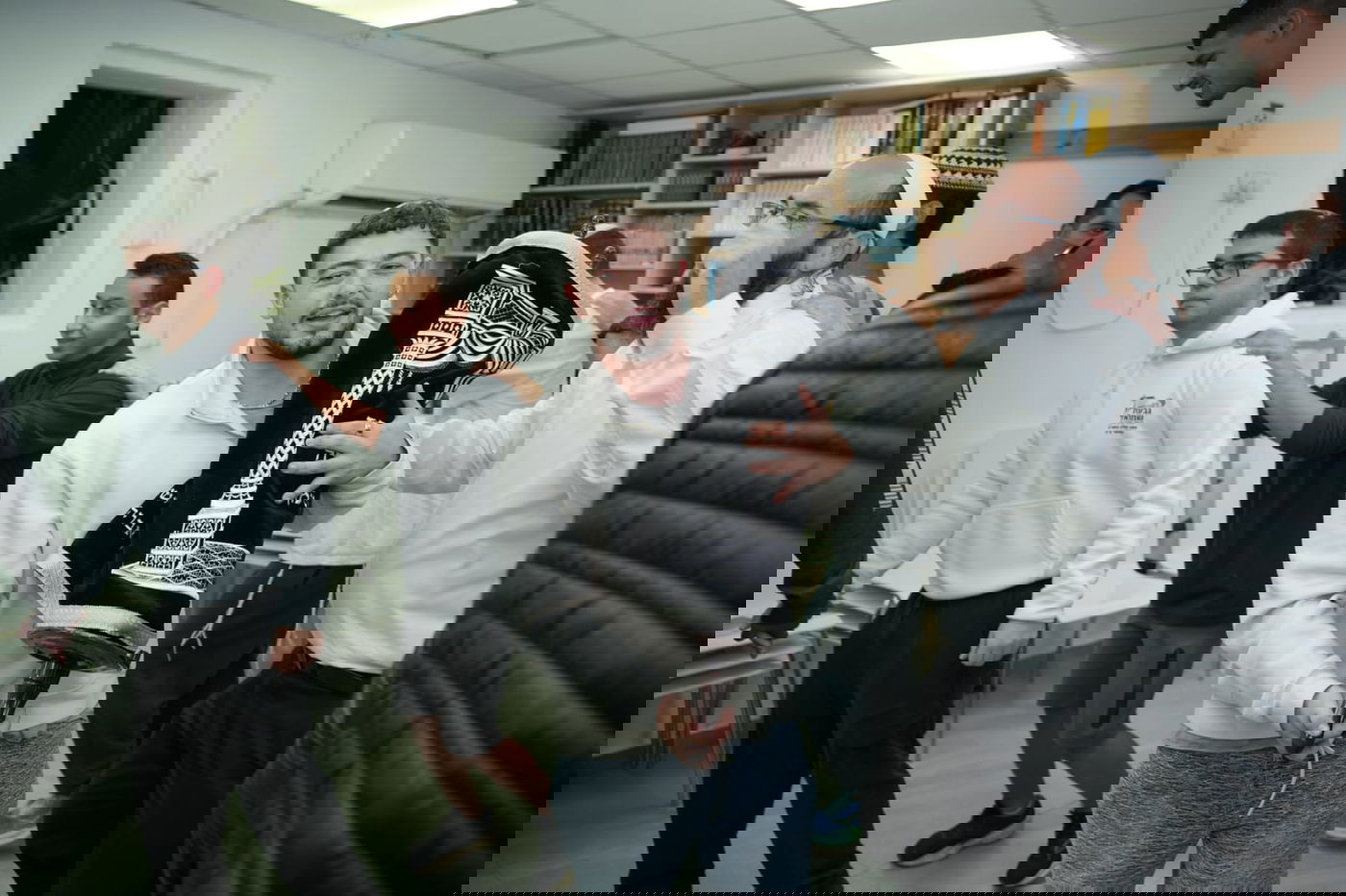 הכנסת ס"ת לזכרו של אביו של שורד השבי אלמוג מאיר ג'אן