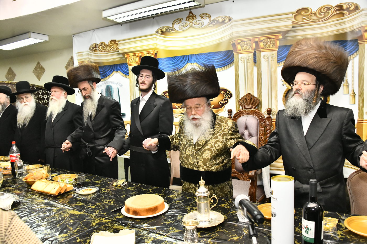 מזל טוב בפתח תקווה: שמחת האירוסין בחצר הקודש מישקולץ