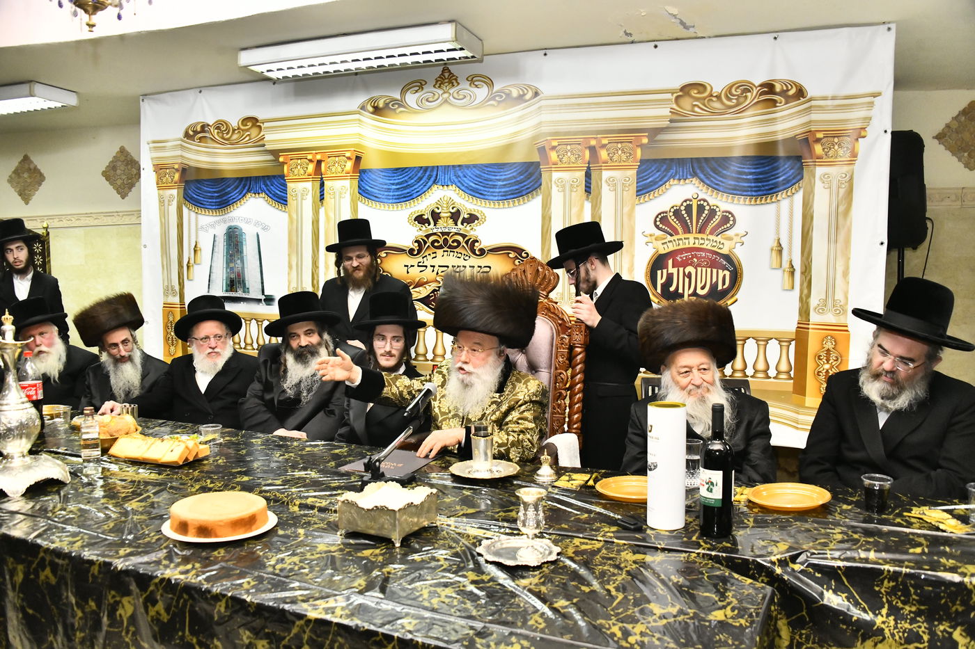 מזל טוב בפתח תקווה: שמחת האירוסין בחצר הקודש מישקולץ