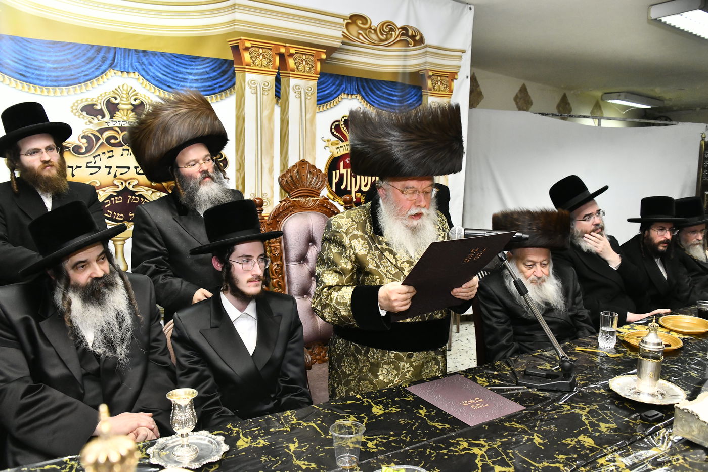 מזל טוב בפתח תקווה: שמחת האירוסין בחצר הקודש מישקולץ