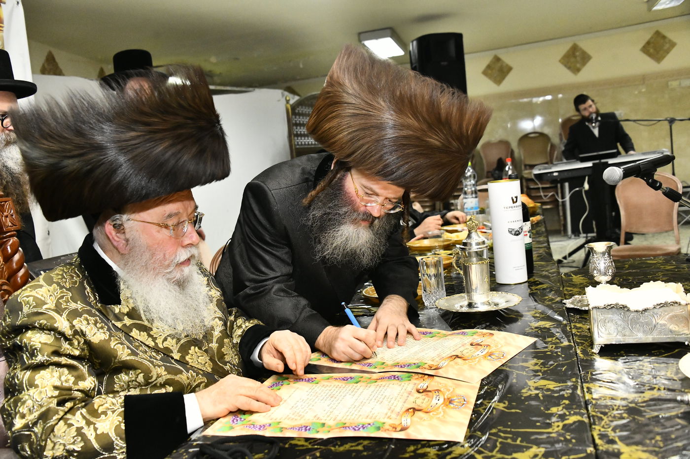 מזל טוב בפתח תקווה: שמחת האירוסין בחצר הקודש מישקולץ