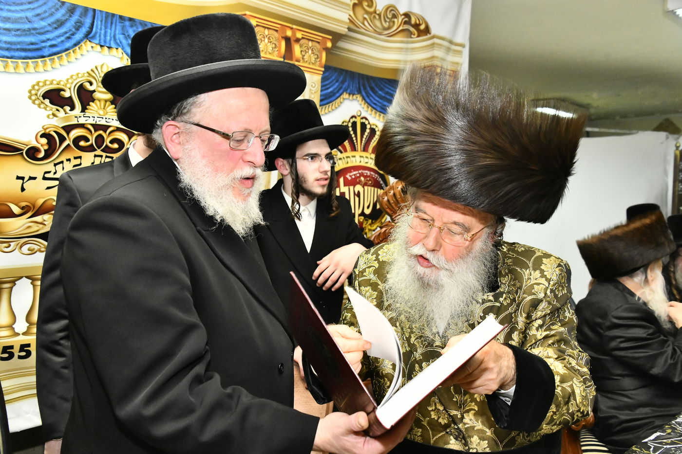 מזל טוב בפתח תקווה: שמחת האירוסין בחצר הקודש מישקולץ