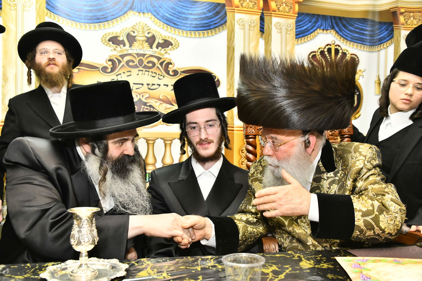 מזל טוב בפתח תקווה: שמחת האירוסין בחצר הקודש מישקולץ