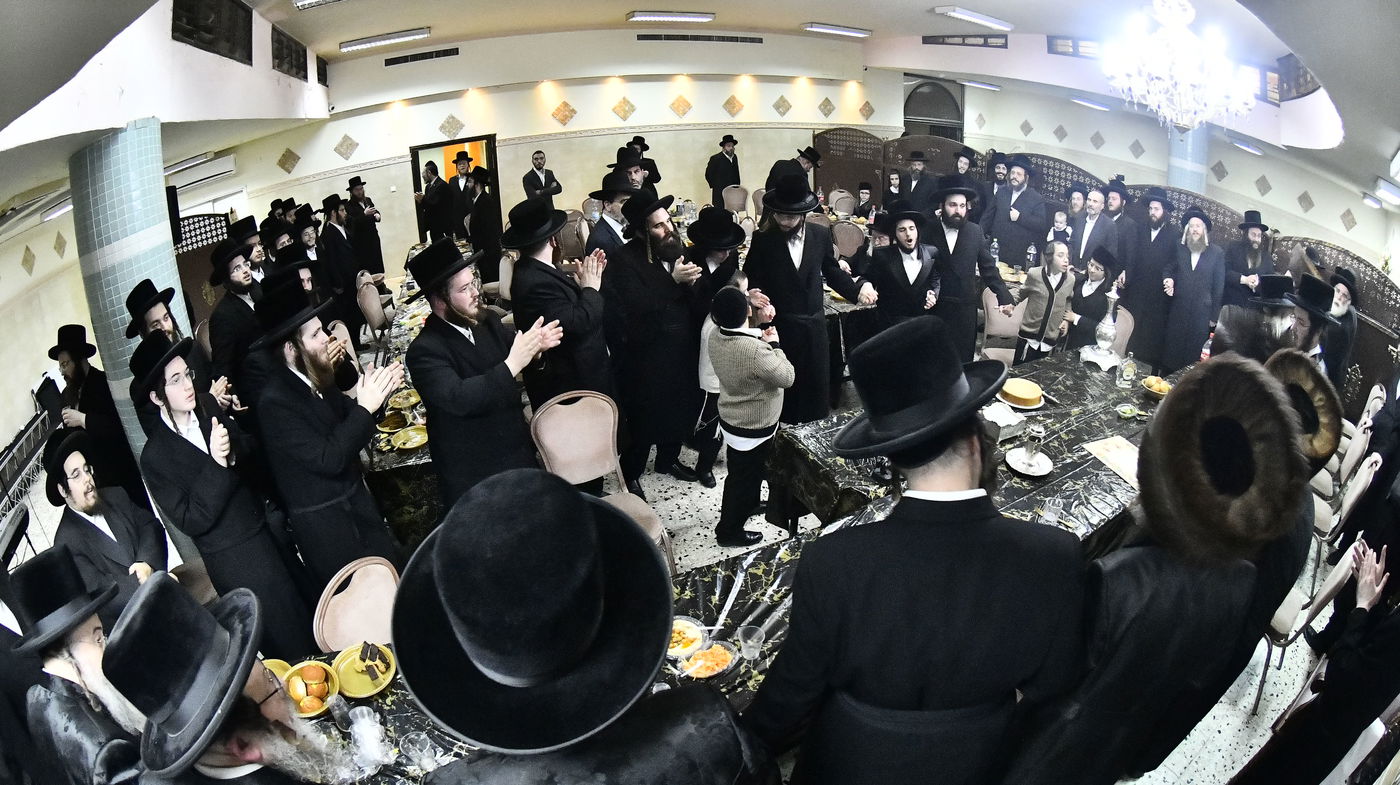מזל טוב בפתח תקווה: שמחת האירוסין בחצר הקודש מישקולץ