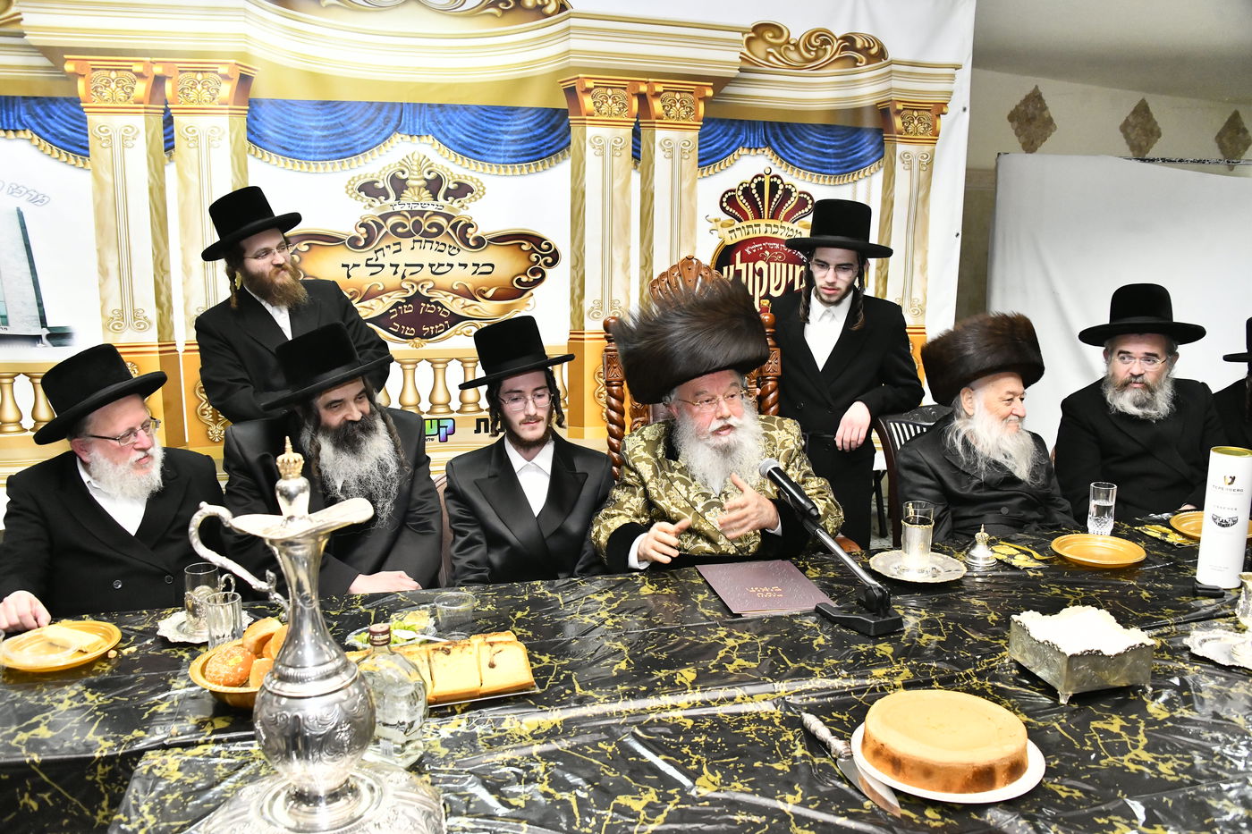 מזל טוב בפתח תקווה: שמחת האירוסין בחצר הקודש מישקולץ