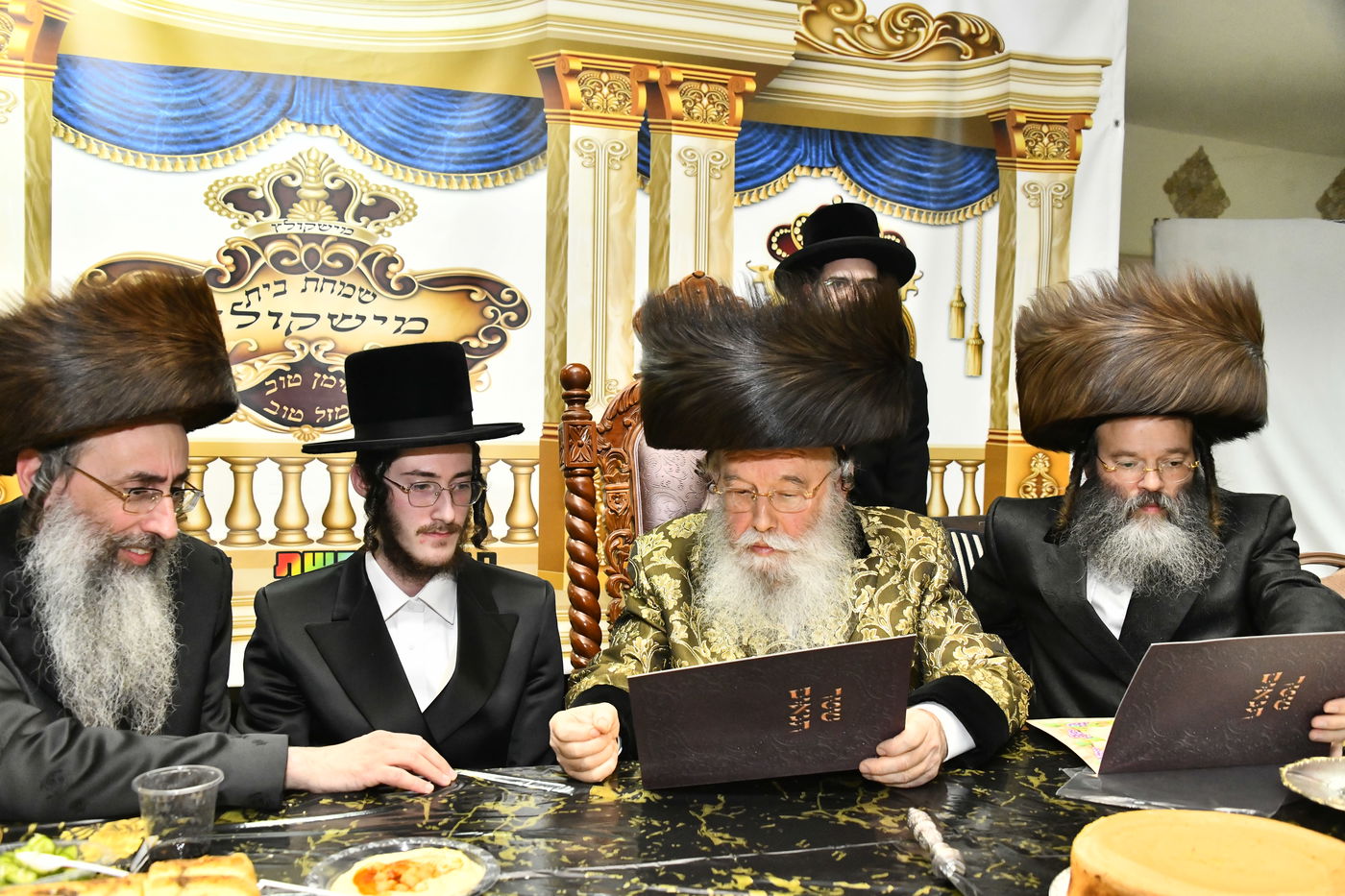 מזל טוב בפתח תקווה: שמחת האירוסין בחצר הקודש מישקולץ