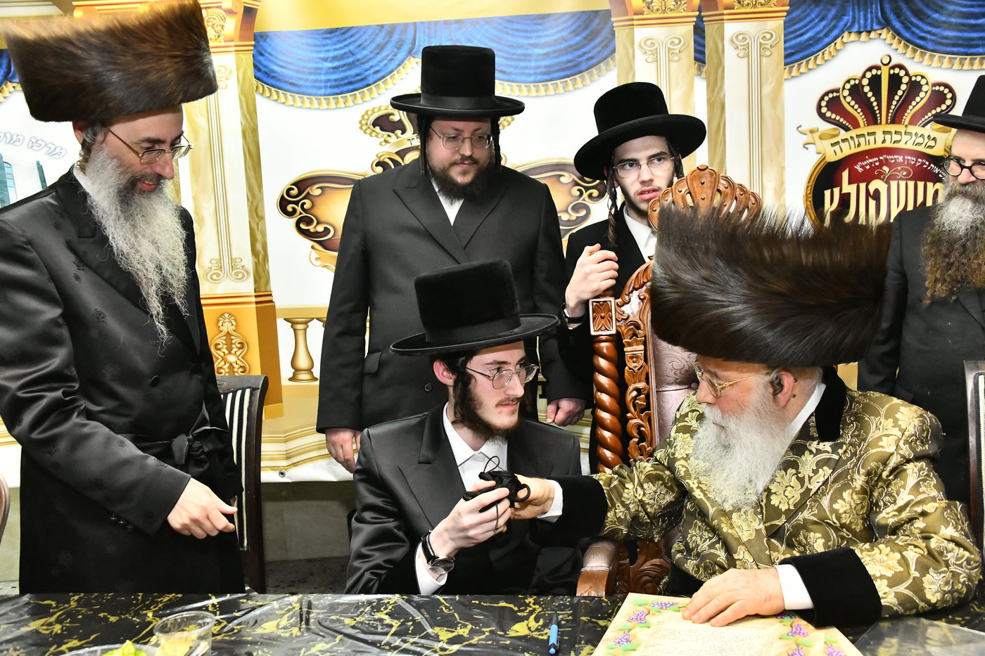 מזל טוב בפתח תקווה: שמחת האירוסין בחצר הקודש מישקולץ