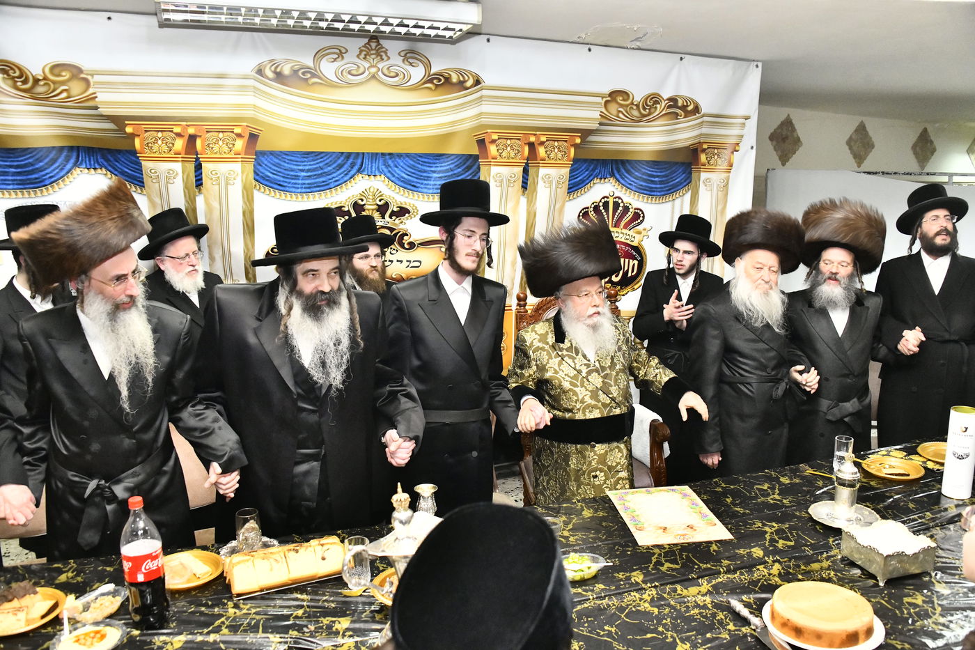 מזל טוב בפתח תקווה: שמחת האירוסין בחצר הקודש מישקולץ