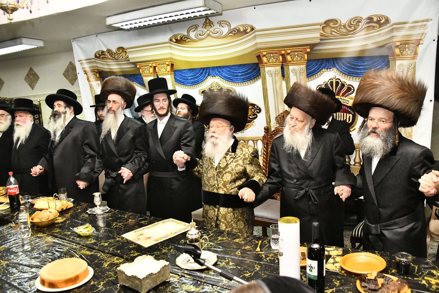 מזל טוב בפתח תקווה: שמחת האירוסין בחצר הקודש מישקולץ