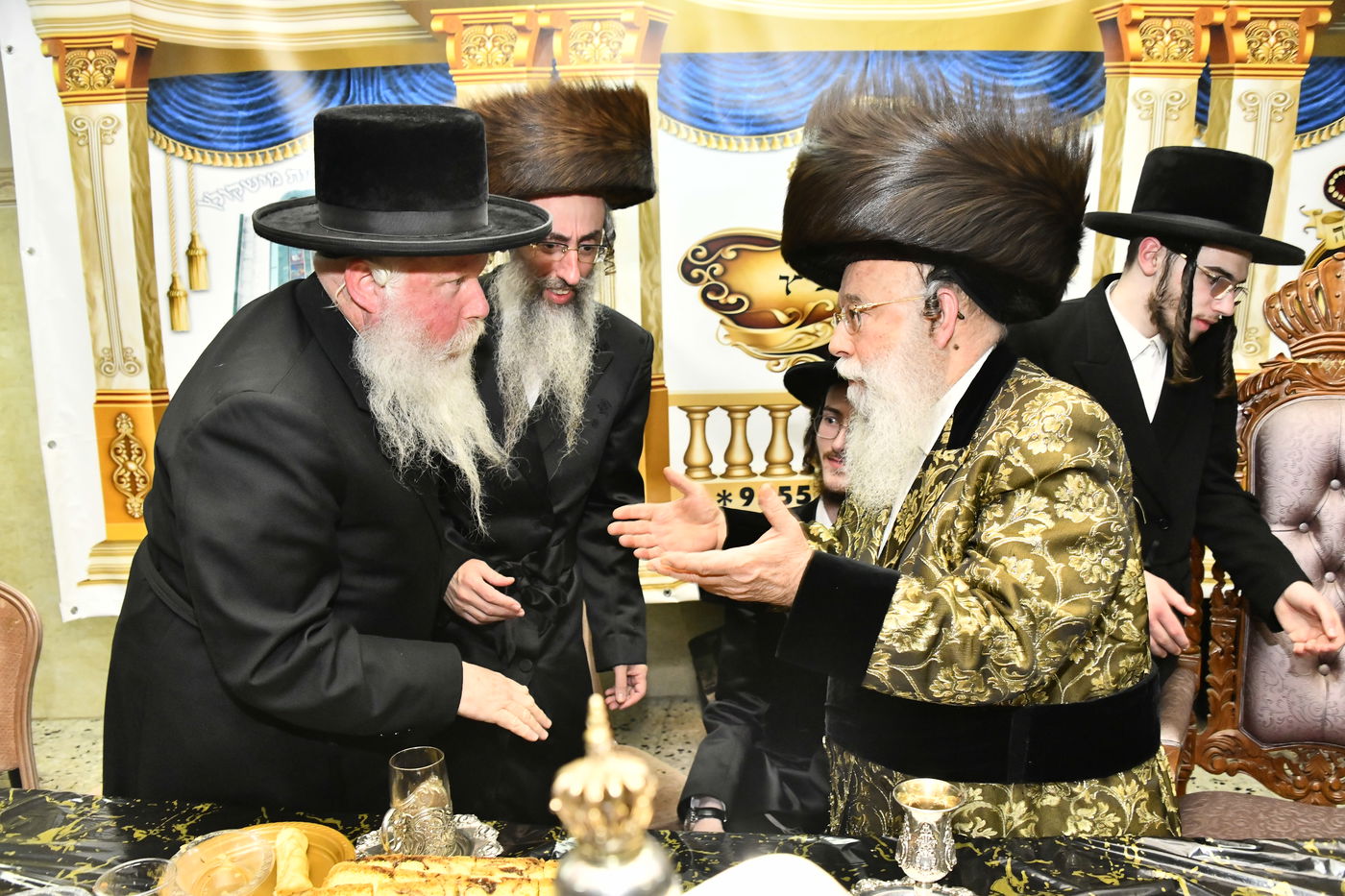 מזל טוב בפתח תקווה: שמחת האירוסין בחצר הקודש מישקולץ