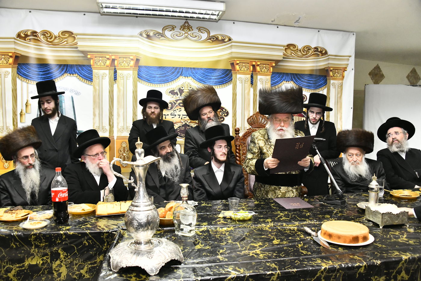 מזל טוב בפתח תקווה: שמחת האירוסין בחצר הקודש מישקולץ