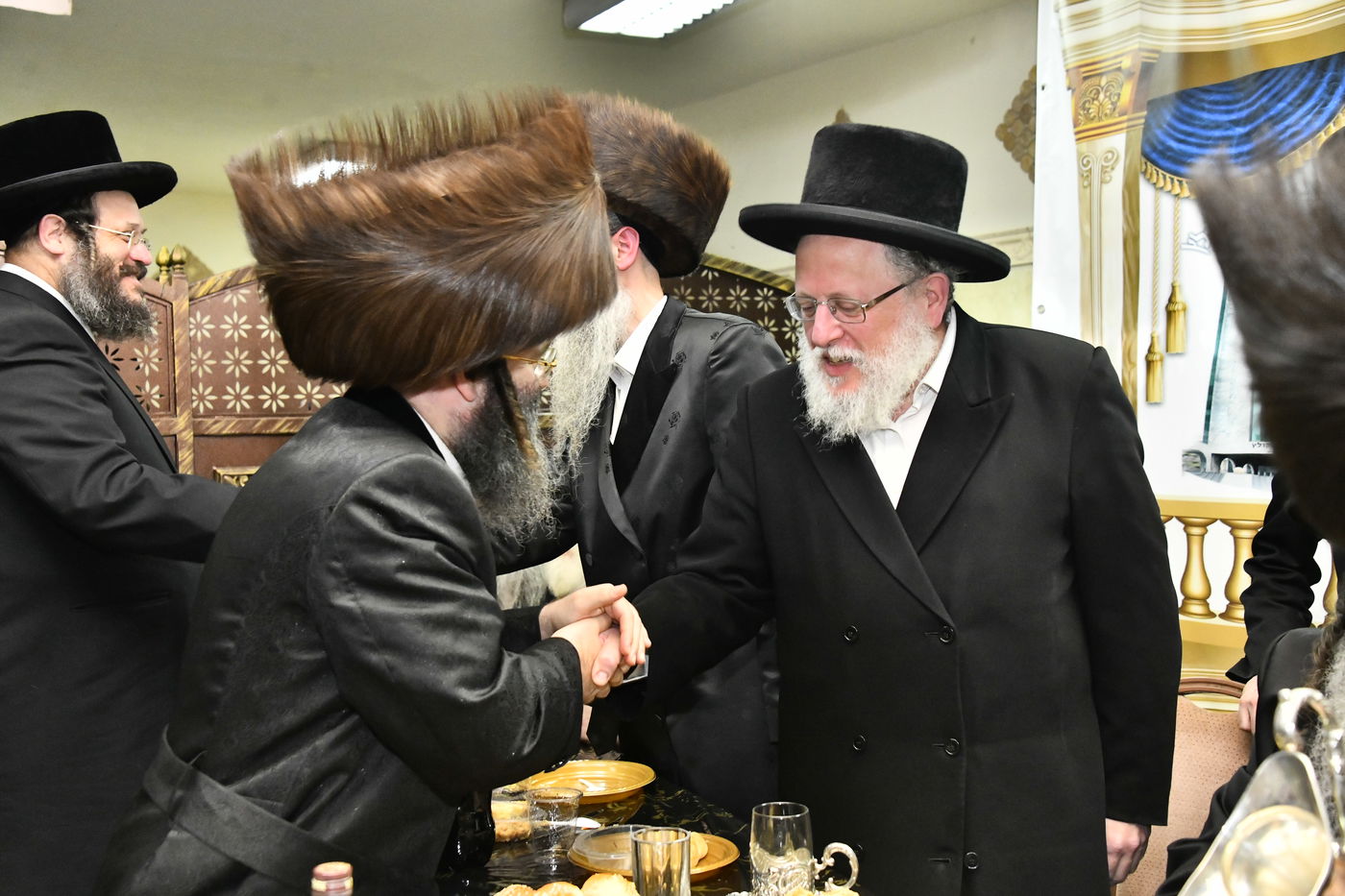 מזל טוב בפתח תקווה: שמחת האירוסין בחצר הקודש מישקולץ