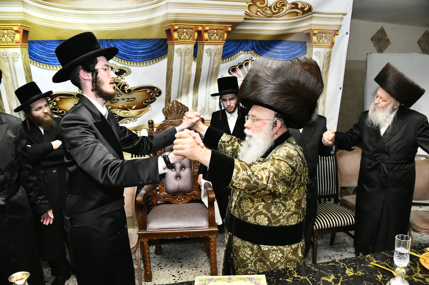 מזל טוב בפתח תקווה: שמחת האירוסין בחצר הקודש מישקולץ