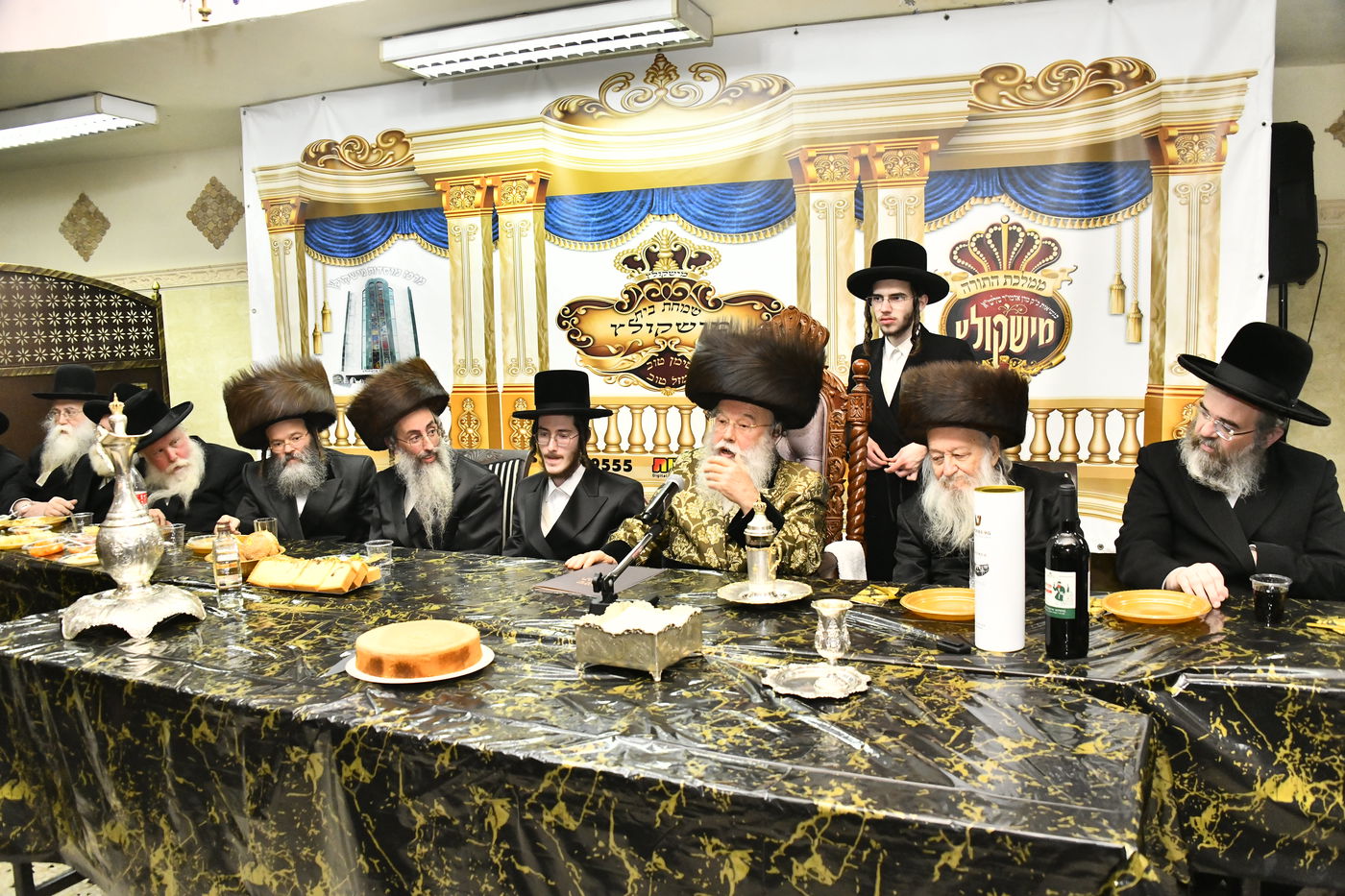 מזל טוב בפתח תקווה: שמחת האירוסין בחצר הקודש מישקולץ