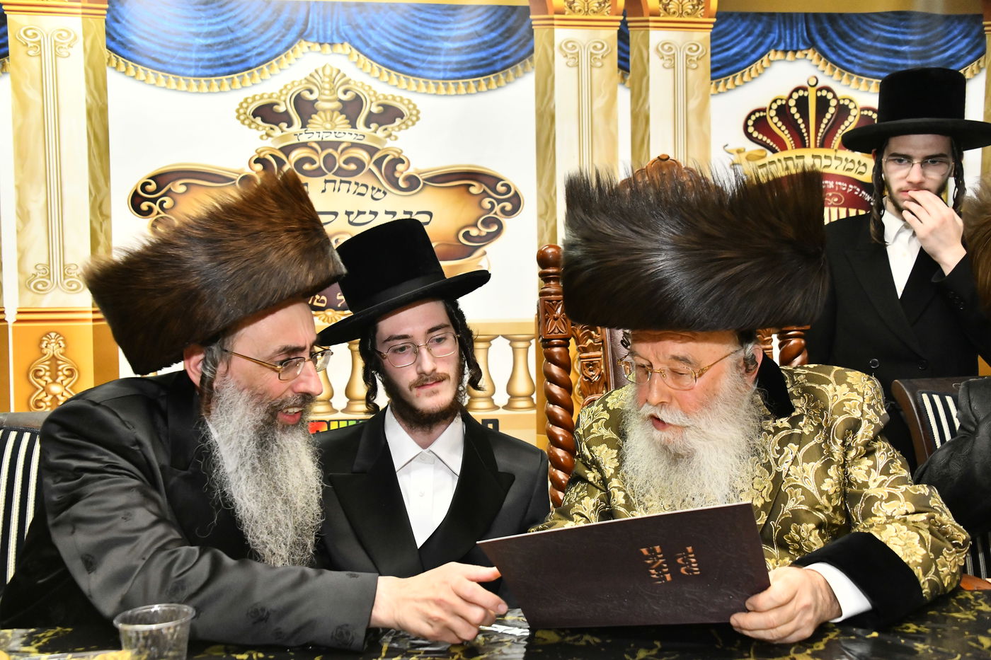 מזל טוב בפתח תקווה: שמחת האירוסין בחצר הקודש מישקולץ