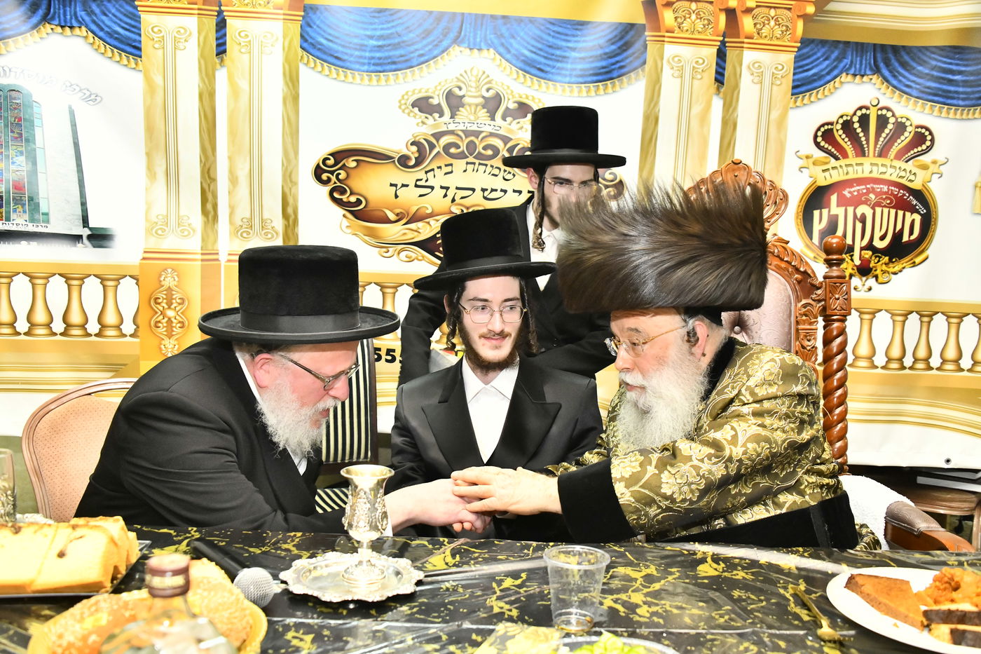 מזל טוב בפתח תקווה: שמחת האירוסין בחצר הקודש מישקולץ