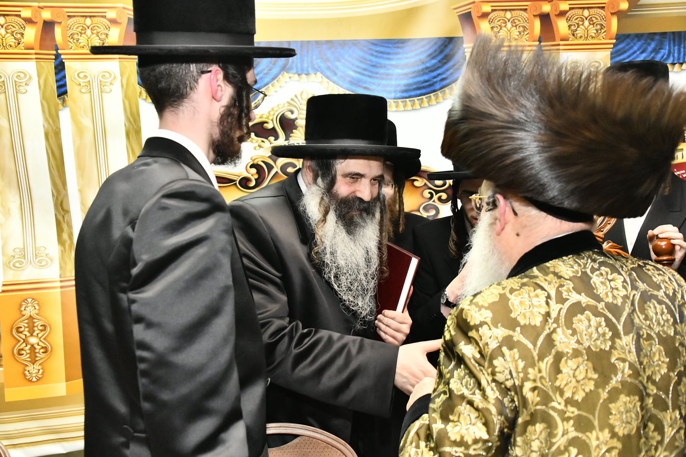 מזל טוב בפתח תקווה: שמחת האירוסין בחצר הקודש מישקולץ