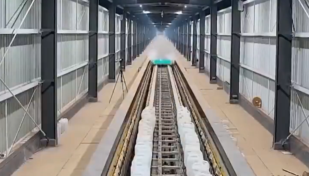 שוברת את חוקי הפיזיקה: סין פיתחה רכב מגנטי שמגיע למהירות הזויה תוך 2 שניות