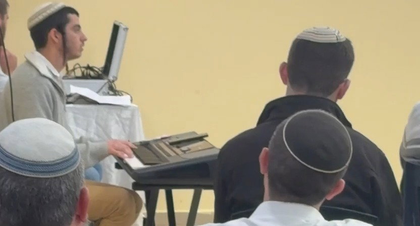 שירת ״ממקומך מלכנו תופיע״ באזכרה