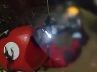 חילוץ דרמטי בנחל שורק: רכב נסחף במים זורמים, הנהג חולץ בתנאים מורכבים • צפו 