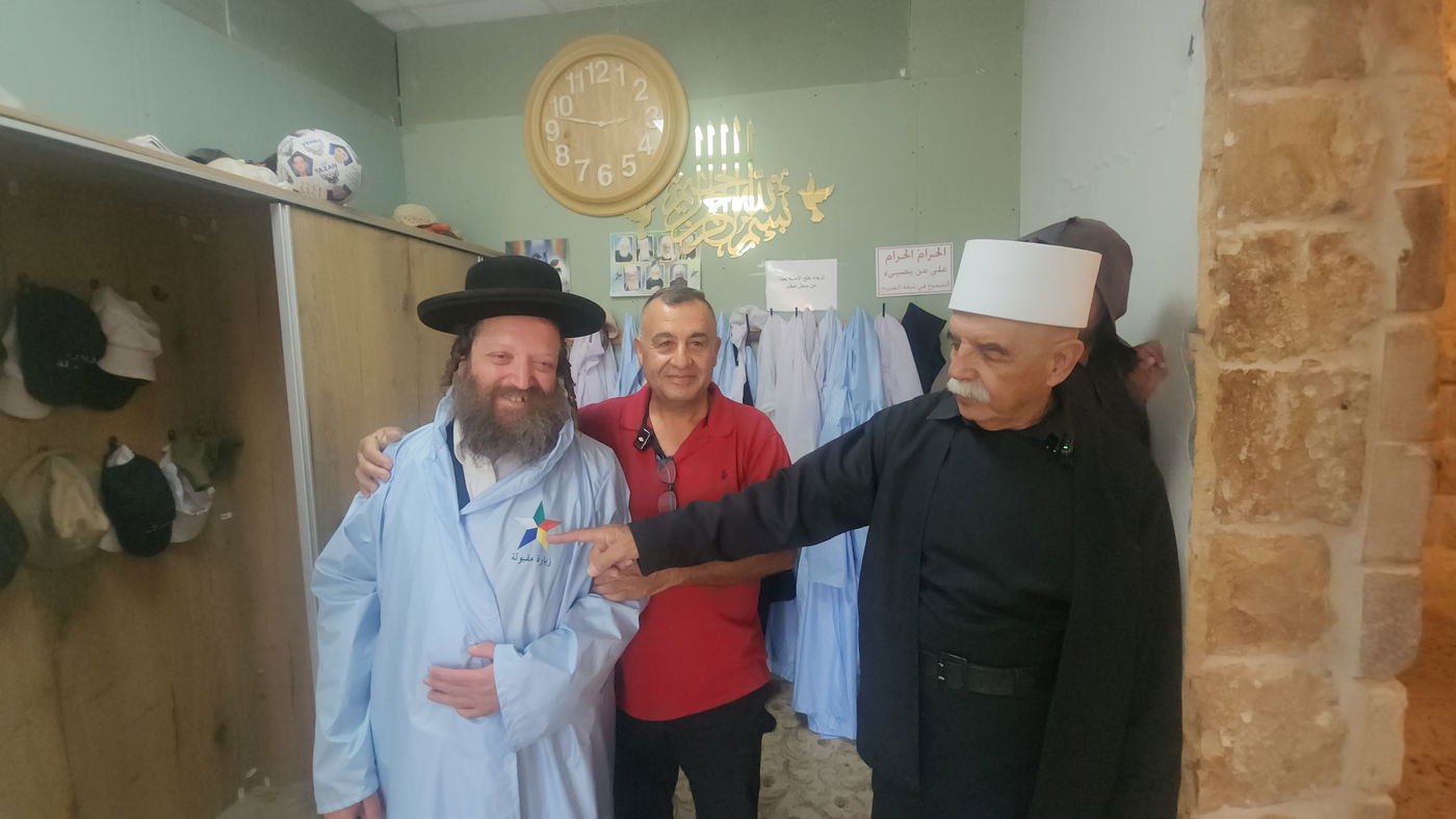 יענקלה קורנבליט מקבל הסבר מקיף על חמשת צבעי הדגל הדרוזי