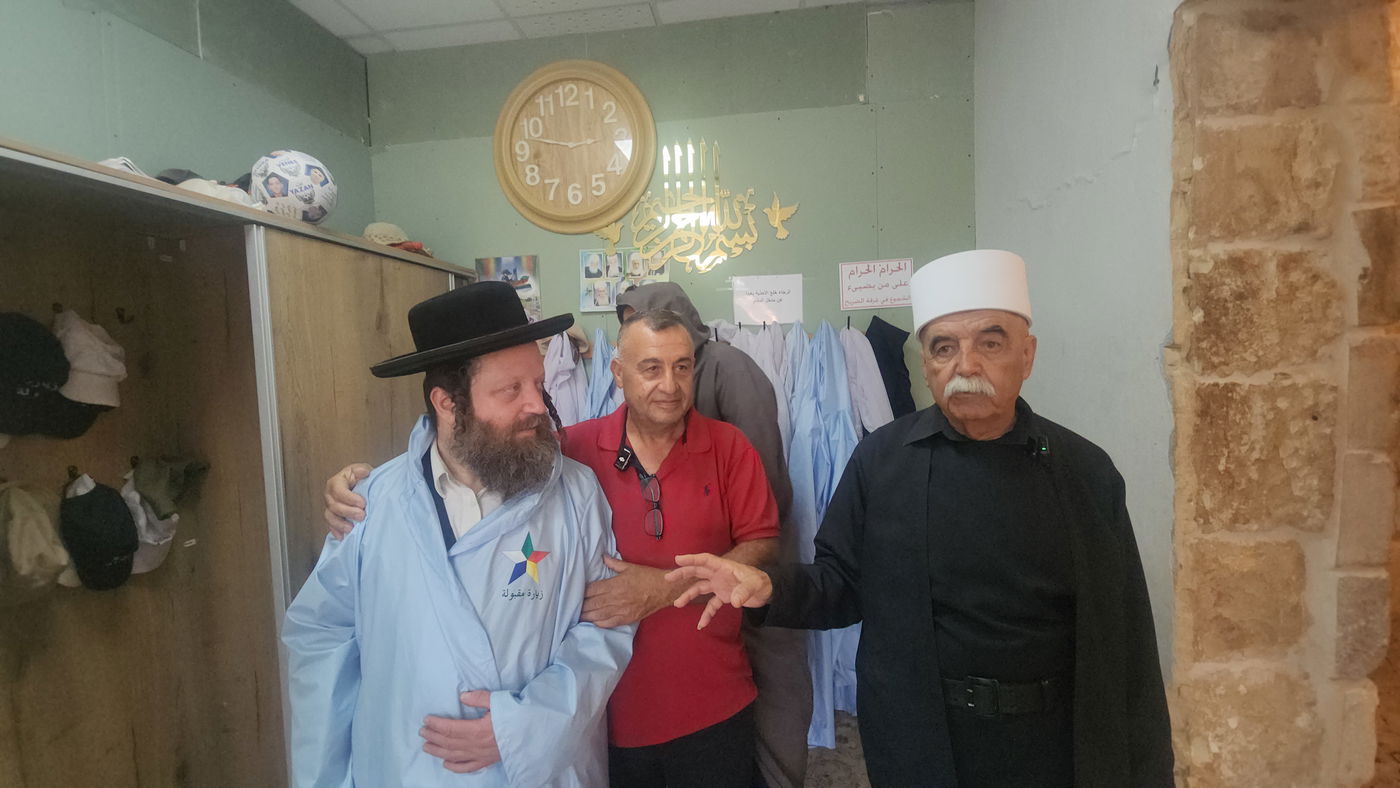 יענקלה קורנבליט מקבל הסבר מקיף על חמשת צבעי הדגל הדרוזי