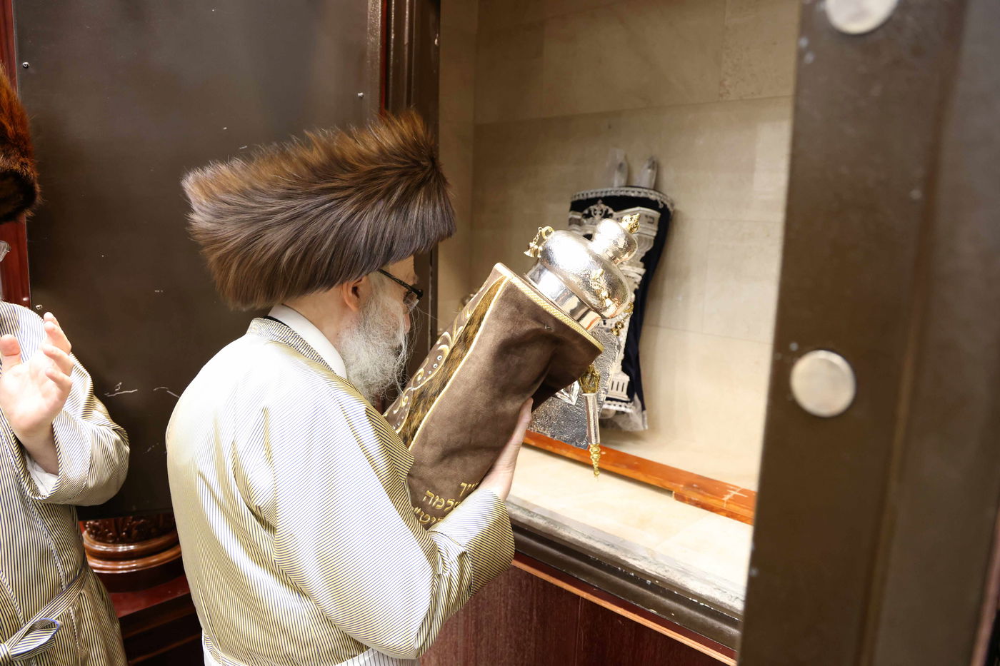 הכנסת ס"ת לביהמ"ד דקהל חסידי ירושלים בבית שמש